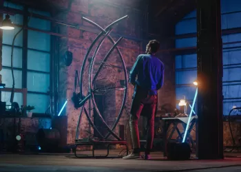 Welke materialen worden gebruikt bij de productie van sculpturen?